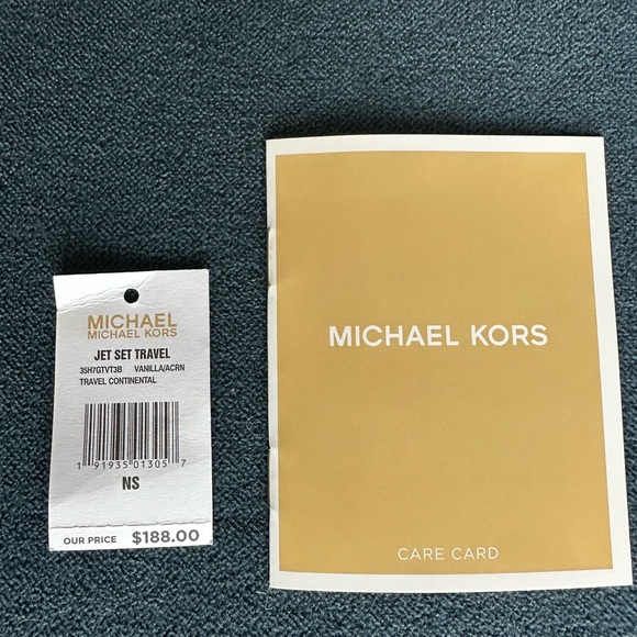 MICHAEL Michael Kors
Logo Jet Set Travel Continental Cream Wristlet Wallet NWT - Picture 5 of 14